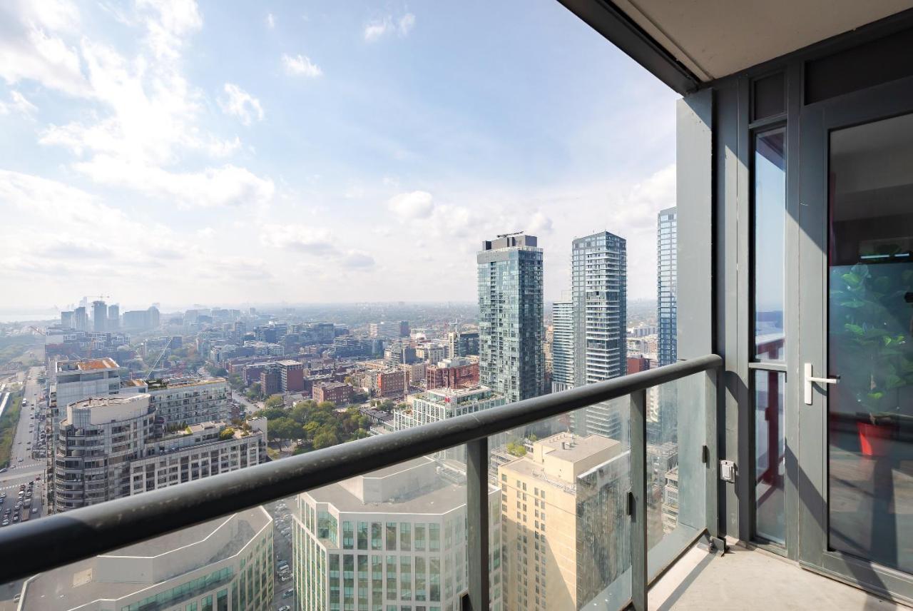 Apartment Centrally Located In The Heart Of Downtown Toronto