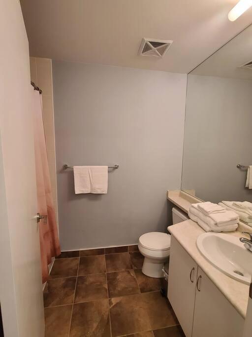 Apartment Luxury Lakefront Condo+free Parking+pool+gym+patio Toronto