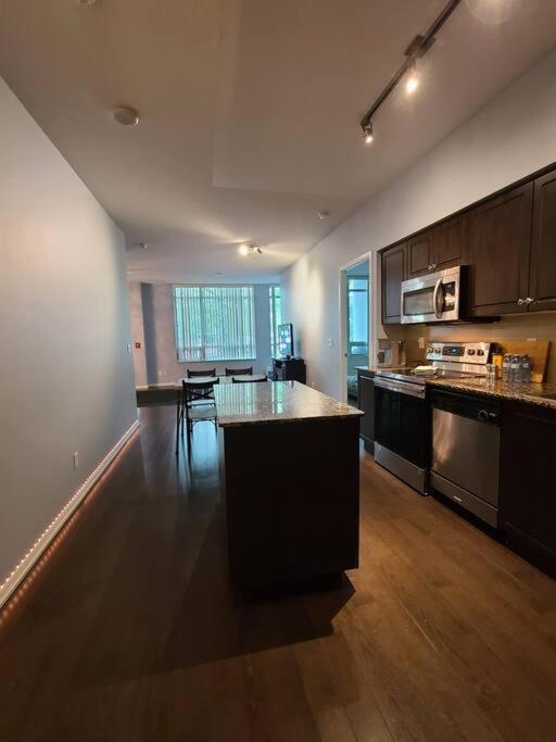 Luxury Lakefront Condo+free Parking+pool+gym+patio