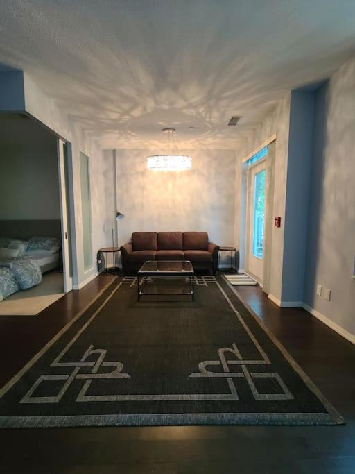 Apartment Luxury Lakefront Condo+free Parking+pool+gym+patio Toronto