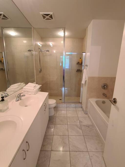 Luxury Lakefront Condo+free Parking+pool+gym+patio Toronto