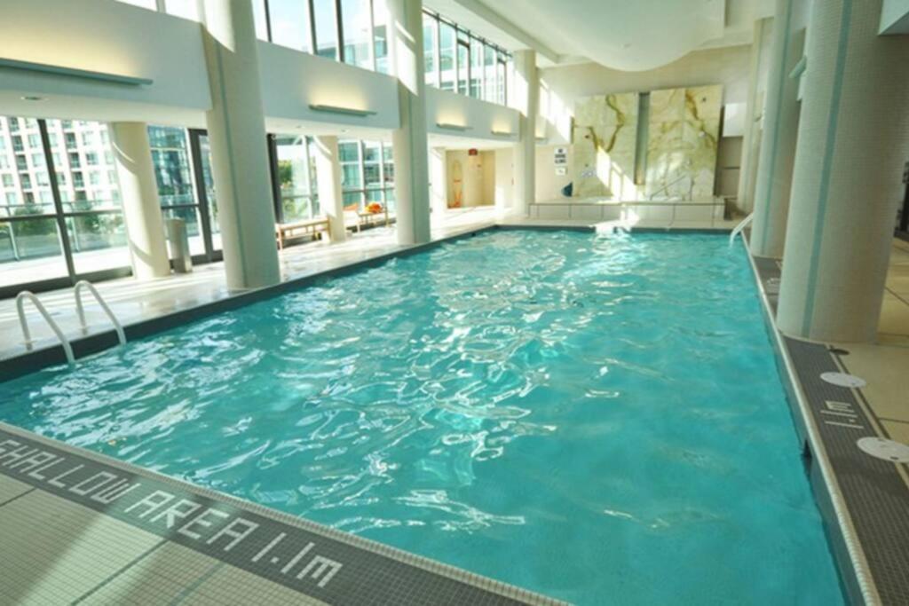 Luxury Lakefront Condo+free Parking+pool+gym+patio *