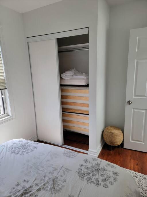 Cheerful 3bdm With Free Parking On Premises * Toronto