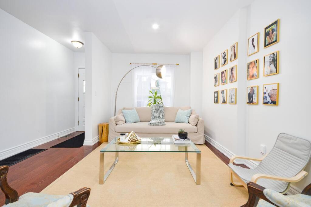 Cheerful 3bdm With Free Parking On Premises Toronto