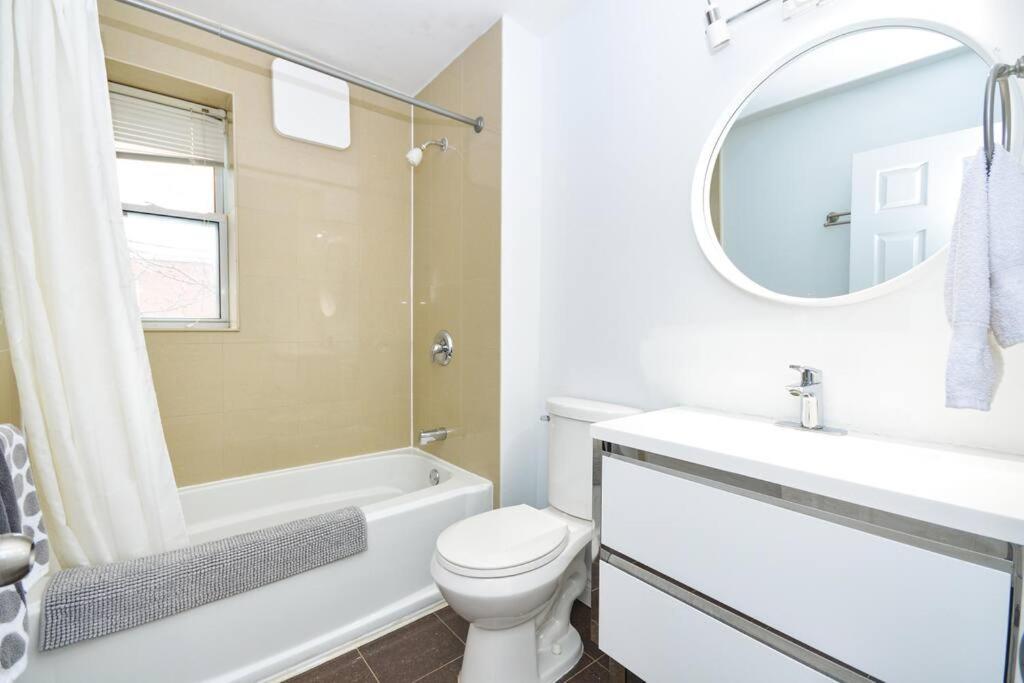 Cheerful 3bdm With Free Parking On Premises Holiday home Toronto