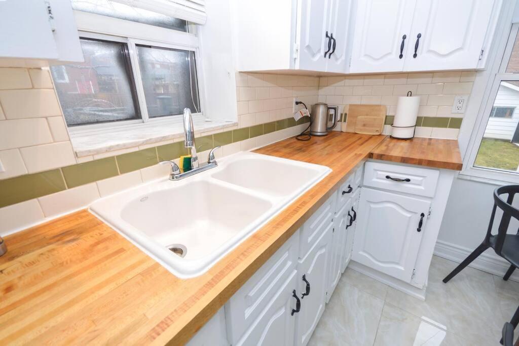 Cheerful 3bdm With Free Parking On Premises Holiday home Toronto
