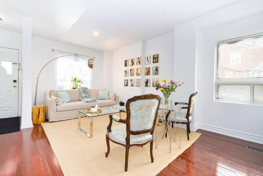 Cheerful 3bdm With Free Parking On Premises Holiday home Toronto