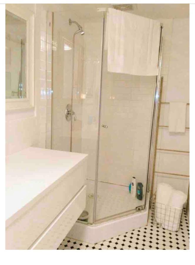 Guest house Downtown Studio In Leslieville With Hot Tub