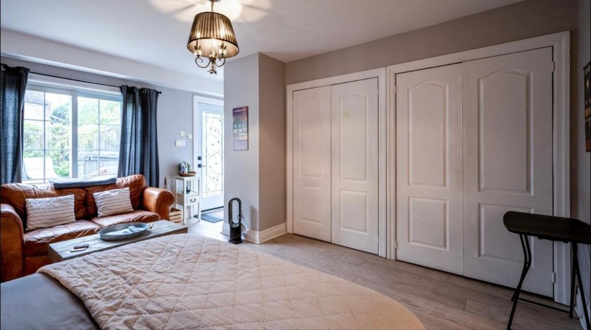 Downtown Studio In Leslieville With Hot Tub Guest house