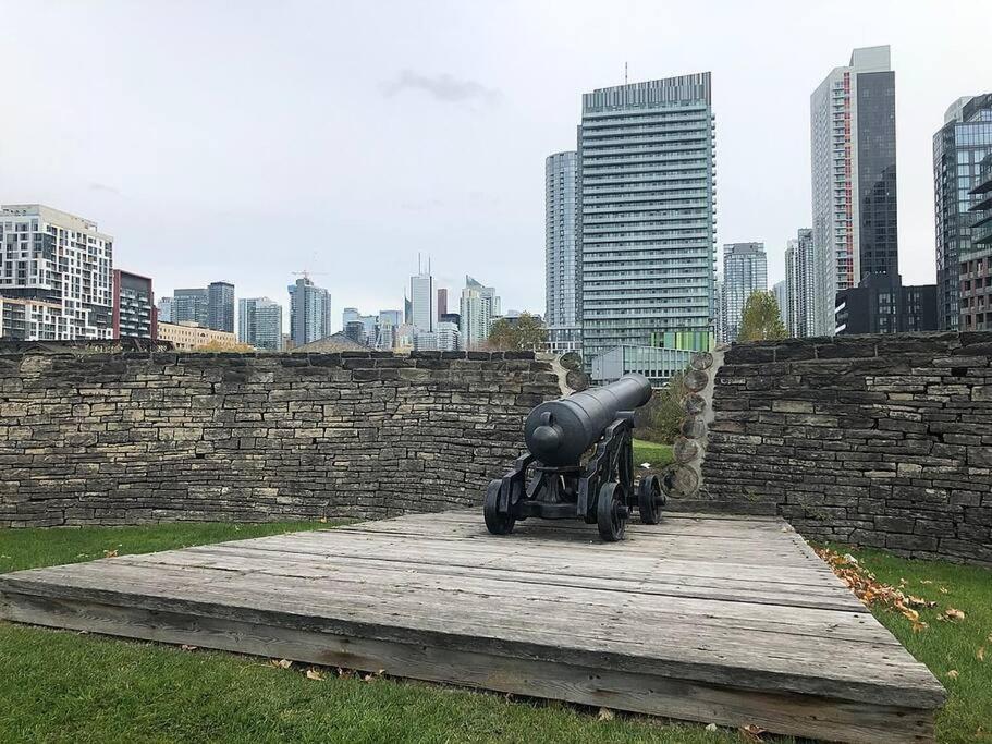 Luxury Lakefront Condo+free Parking+pool+gym+patio Apartment