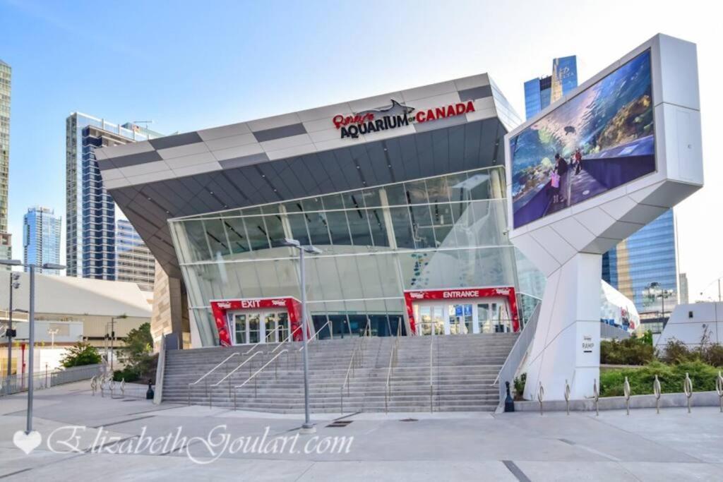 Apartment Luxury Lakefront Condo+free Parking+pool+gym+patio Toronto