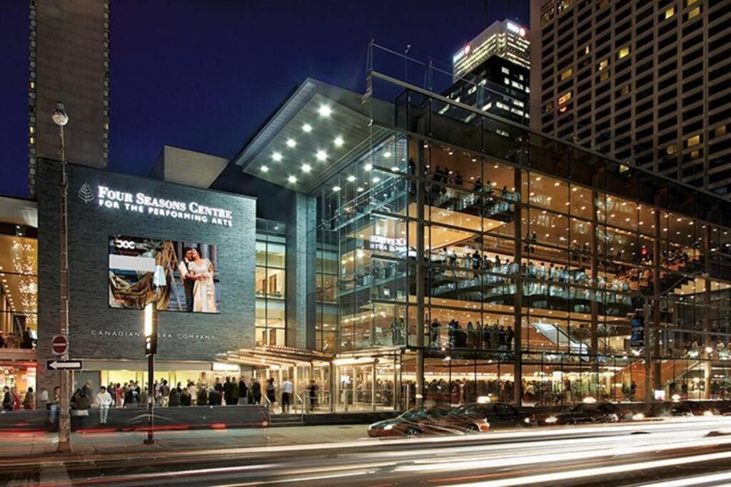 Apartment Luxury Lakefront Condo+free Parking+pool+gym+patio Toronto
