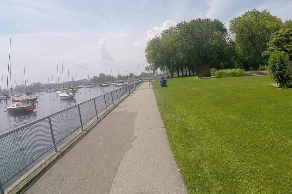 Luxury Lakefront Condo+free Parking+pool+gym+patio Toronto