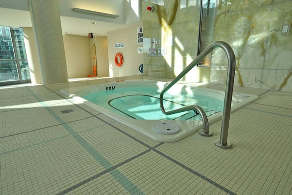Luxury Lakefront Condo+free Parking+pool+gym+patio