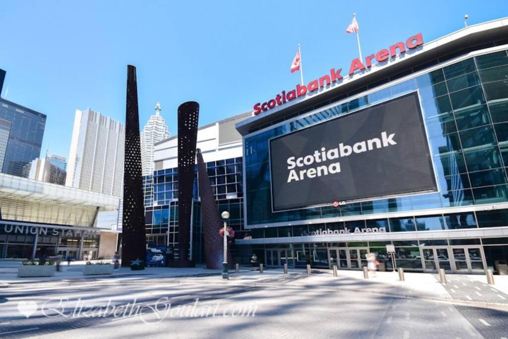Luxury Lakefront Condo+free Parking+pool+gym+patio Toronto