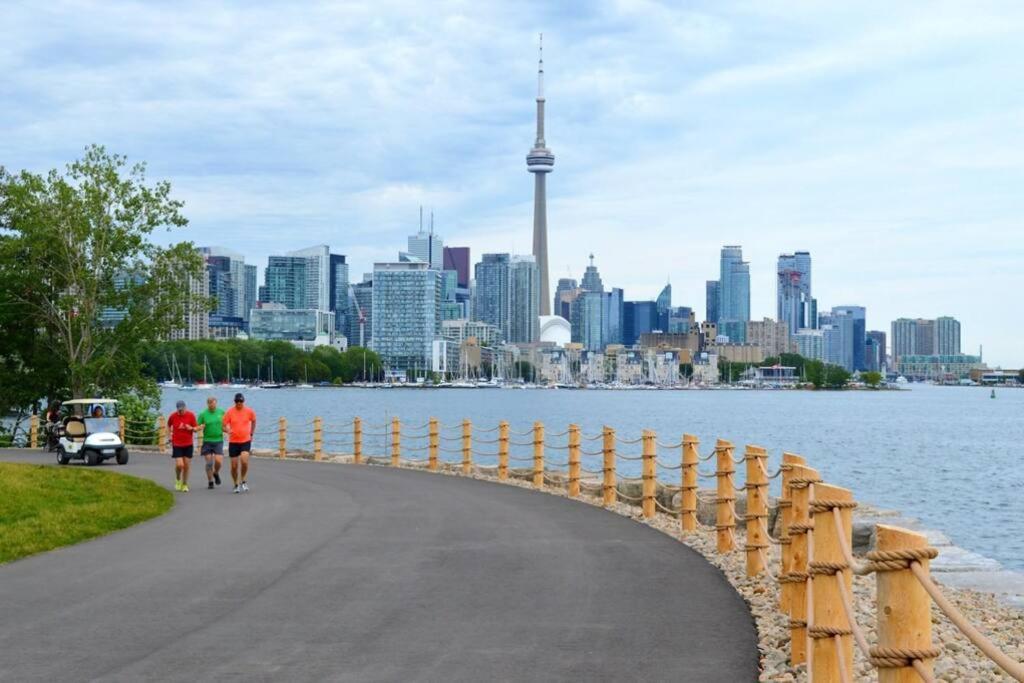 Luxury Lakefront Condo+free Parking+pool+gym+patio