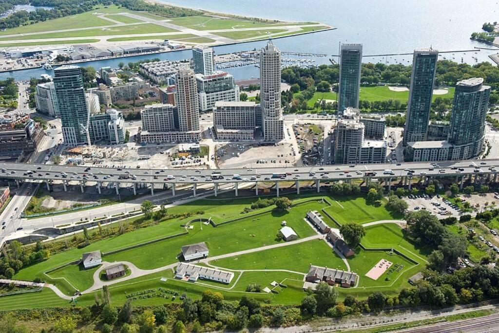Luxury Lakefront Condo+free Parking+pool+gym+patio Toronto
