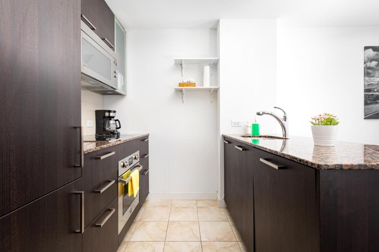 Apartment Across From The Cn Tower, Metro Convention Centre And Rogers Centre In Downtown Core *