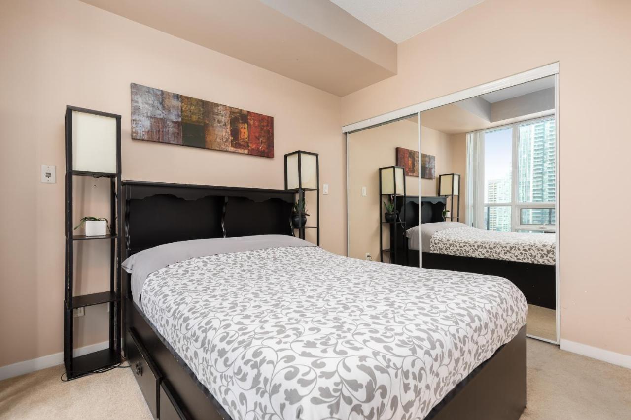 Across From The Cn Tower, Metro Convention Centre And Rogers Centre In Downtown Core * Toronto