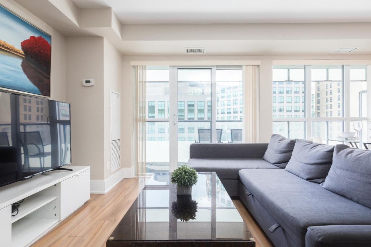 Apartment Across From The Cn Tower, Metro Convention Centre And Rogers Centre In Downtown Core Toronto
