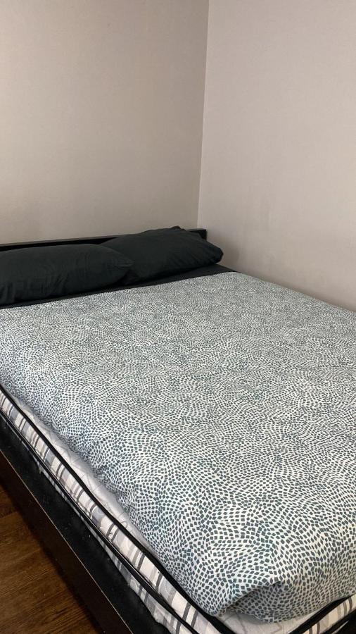 Private 5 Min Finch West Subway - York Guest house