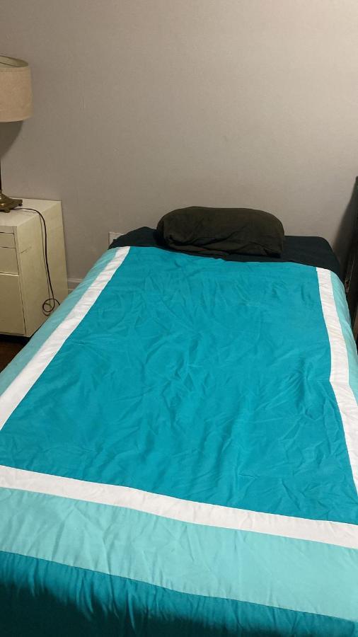 Guest house Private 5 Min Finch West Subway - York Toronto