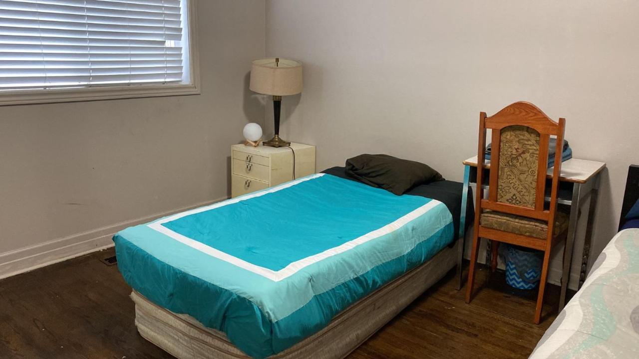 Guest house Private 5 Min Finch West Subway - York Toronto