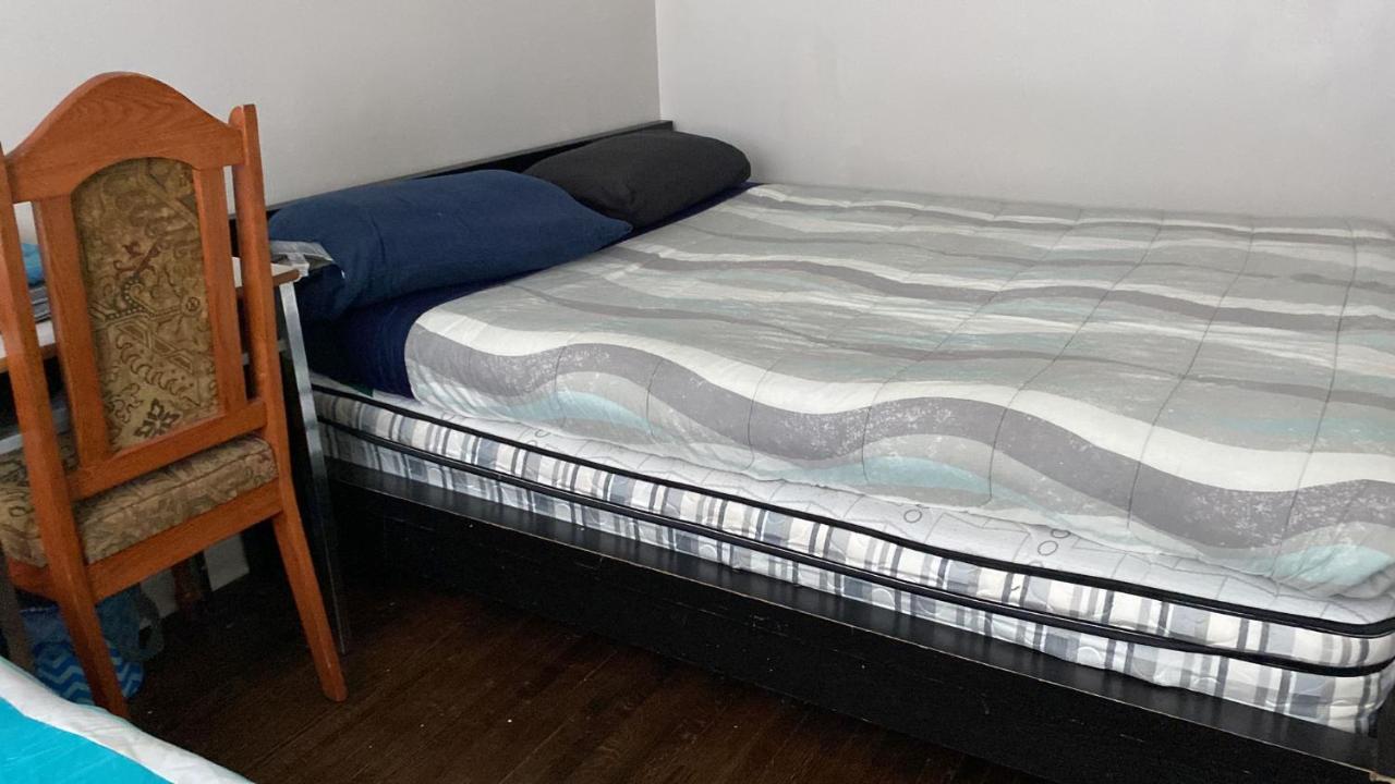 Guest house Private 5 Min Finch West Subway - York