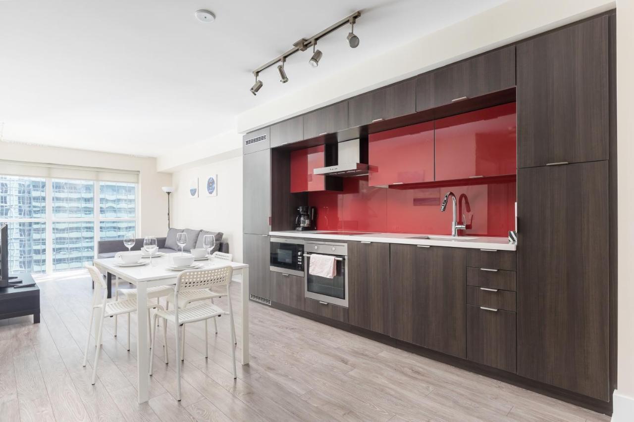 Across From The Cn Tower, Metro Convention Centre And Rogers Centre In Downtown Core Apartment *