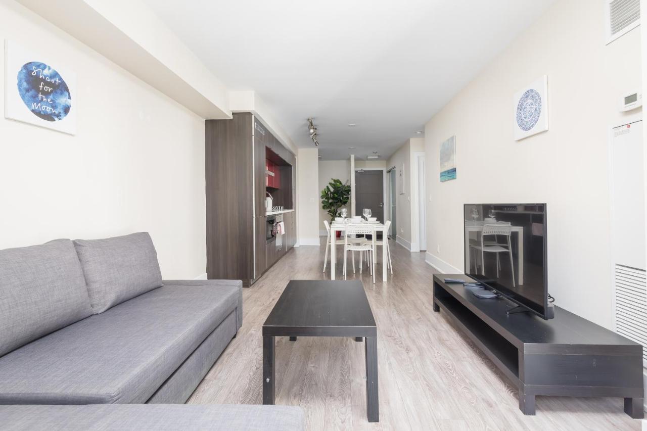 Across From The Cn Tower, Metro Convention Centre And Rogers Centre In Downtown Core Apartment