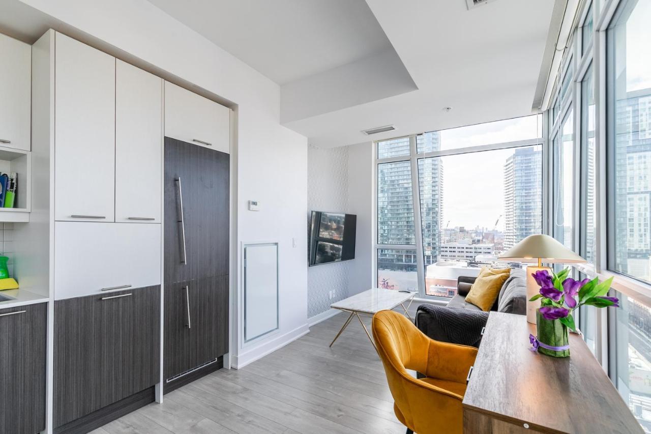Apartment High-end 2 Bedroom - Entertainment District, Downtown - Skyline View & Balcony *