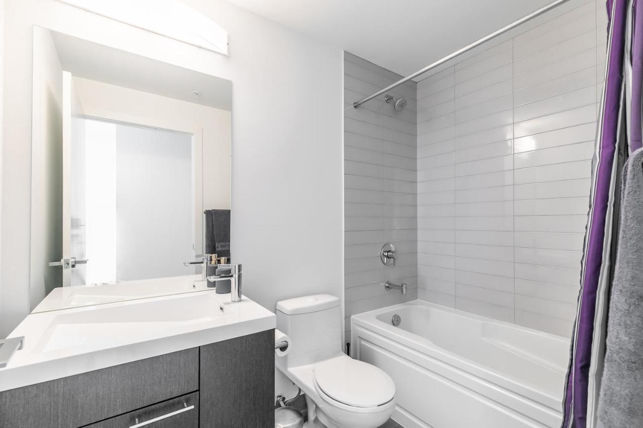 High-end 2 Bedroom - Entertainment District, Downtown - Skyline View & Balcony *