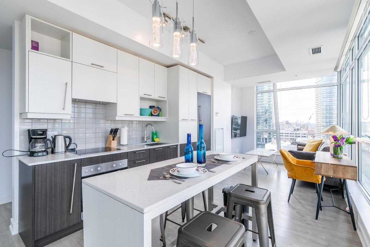 High-end 2 Bedroom - Entertainment District, Downtown - Skyline View & Balcony *