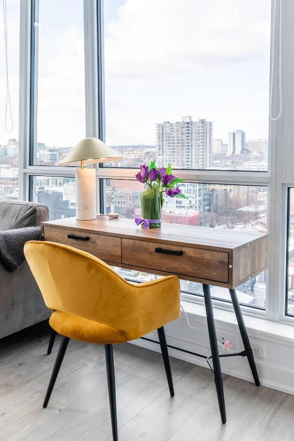 High-end 2 Bedroom - Entertainment District, Downtown - Skyline View & Balcony Apartment Toronto