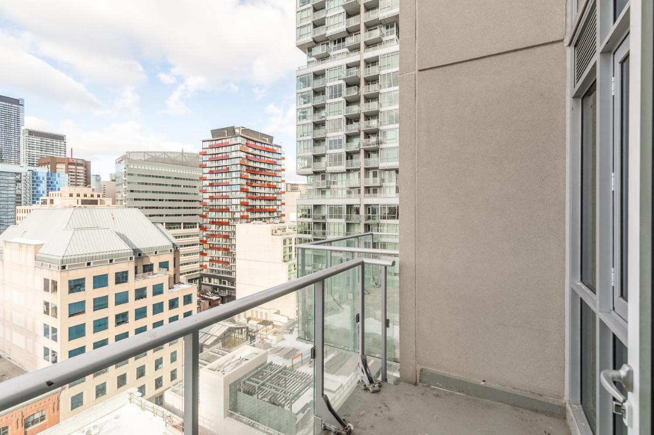 High-end 2 Bedroom - Entertainment District, Downtown - Skyline View & Balcony