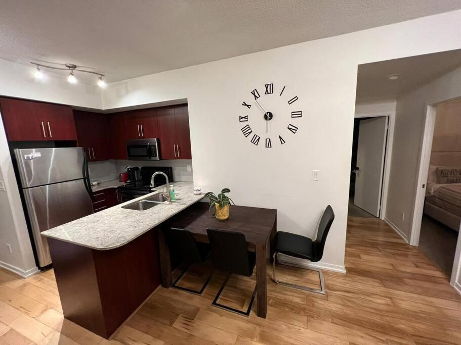 Prestigious 2-bdrm - Across From Scotiabank Arena Apartment Toronto