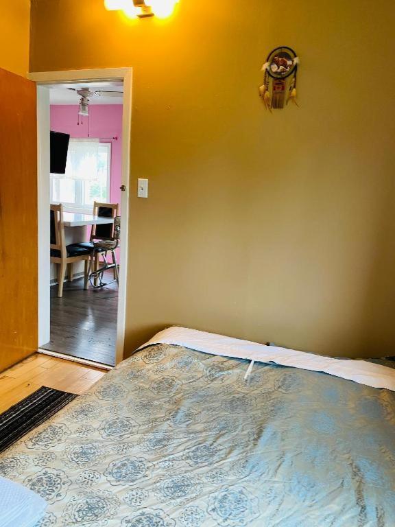 Homestay Luxury Iv East York Space Share Canada