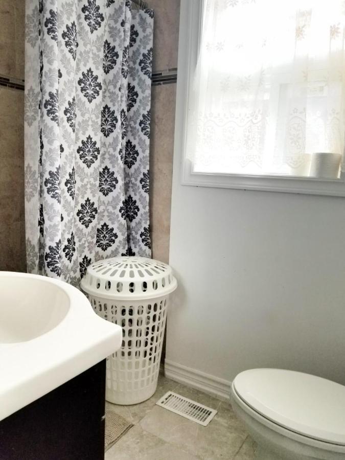 Cozy Bedroom - 7 Min Walk To Kennedy Station - Shared Bathroom Toronto