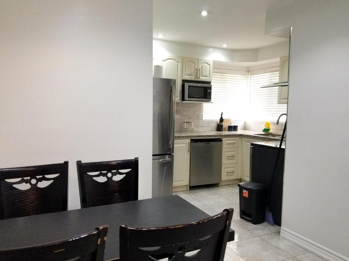 Cozy Bedroom - 7 Min Walk To Kennedy Station - Shared Bathroom * Toronto