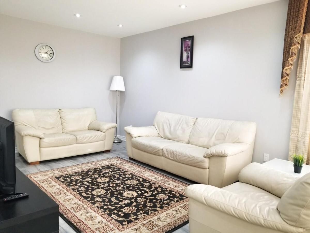 Cozy Bedroom - 7 Min Walk To Kennedy Station - Shared Bathroom Homestay Toronto