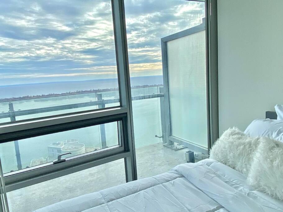Cozy 2 Bedroom Free Parking Downtown 1min Scotiabank Arena Tff Cn Tower Rogers Centre Union Station Apartment