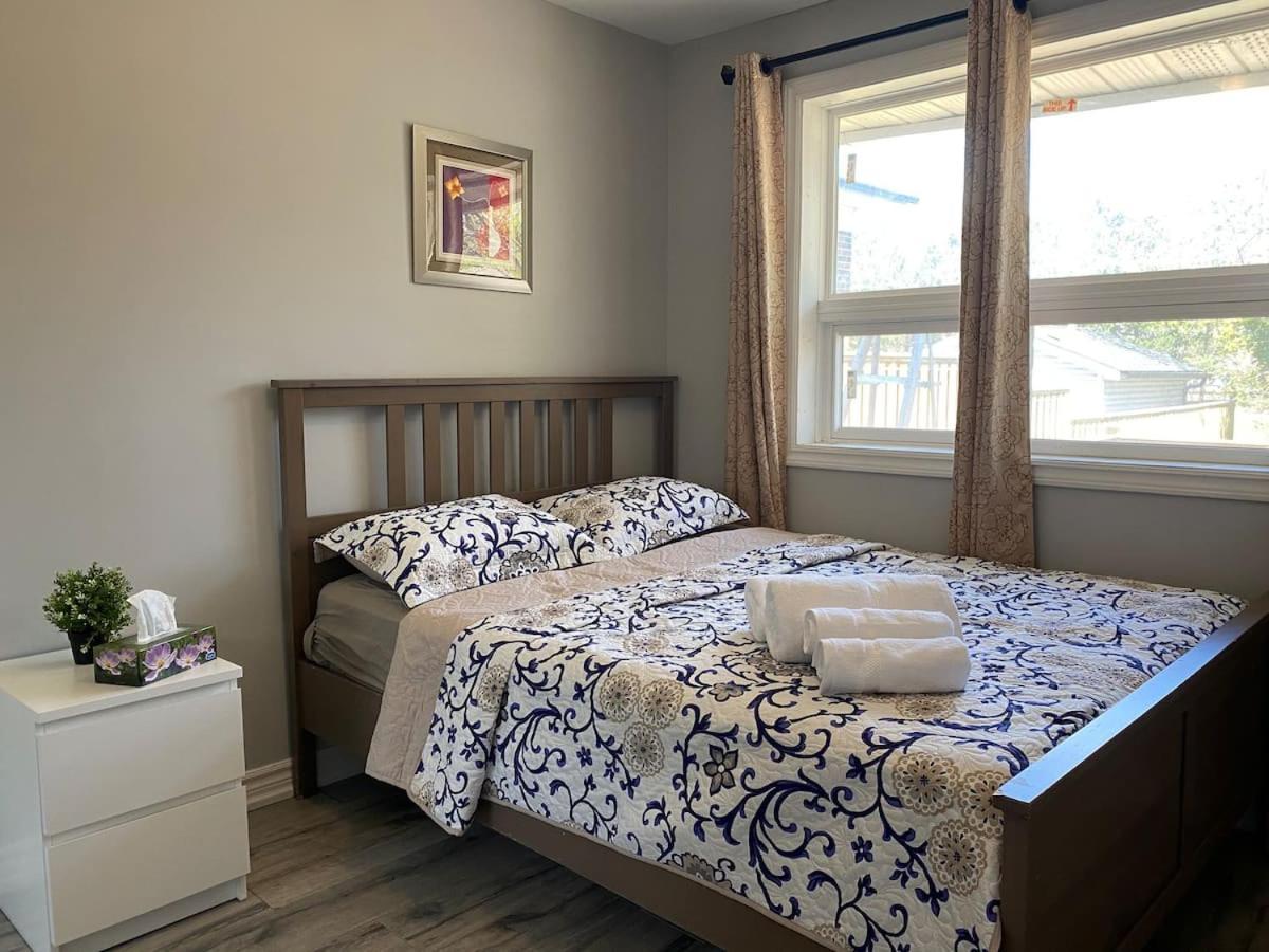 Cozy Bedroom - 7 Min Walk To Kennedy Station - Shared Bathroom Homestay Toronto