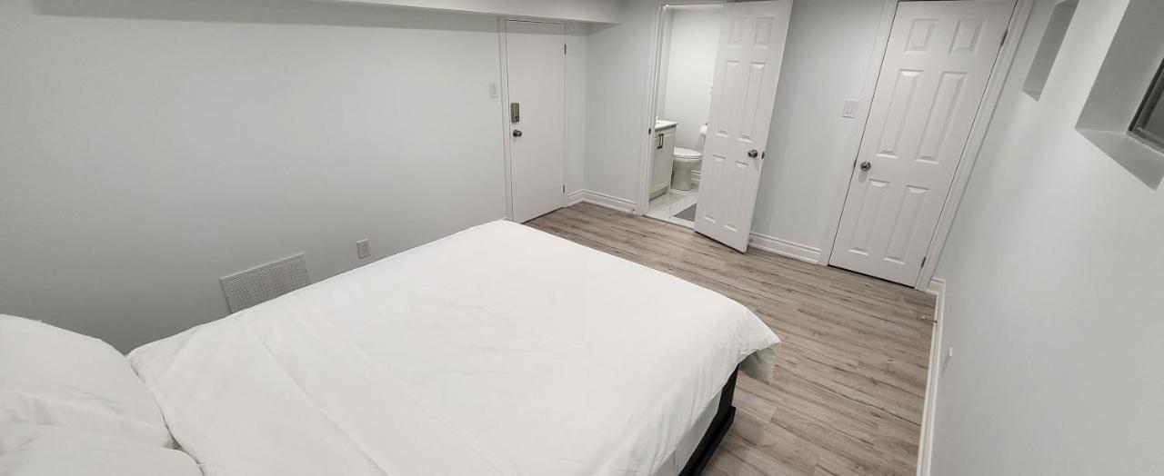 Queen Bedroom With Private Washroom Near 401, 404, Dvp, Markham, North York, Free Parking * Toronto