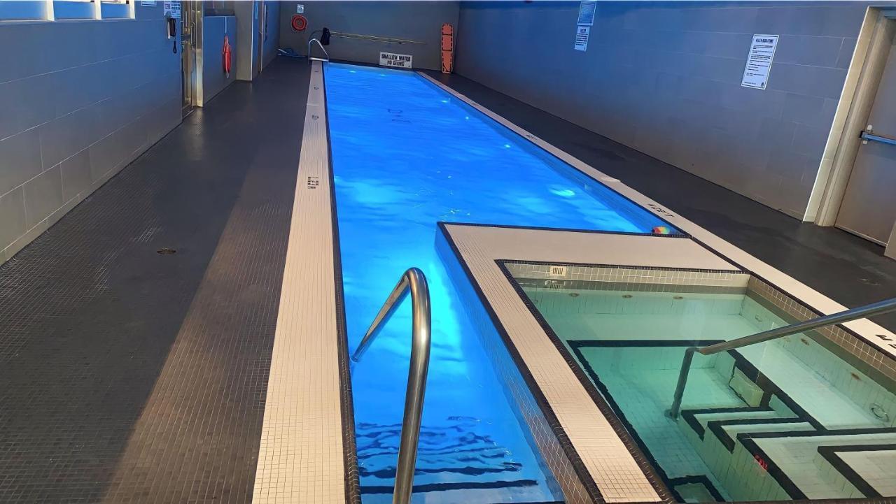 Executive 2 Beds With Lakeview Cn Tower Rogers Centre Toronto Island Entertainment District Apartment Toronto
