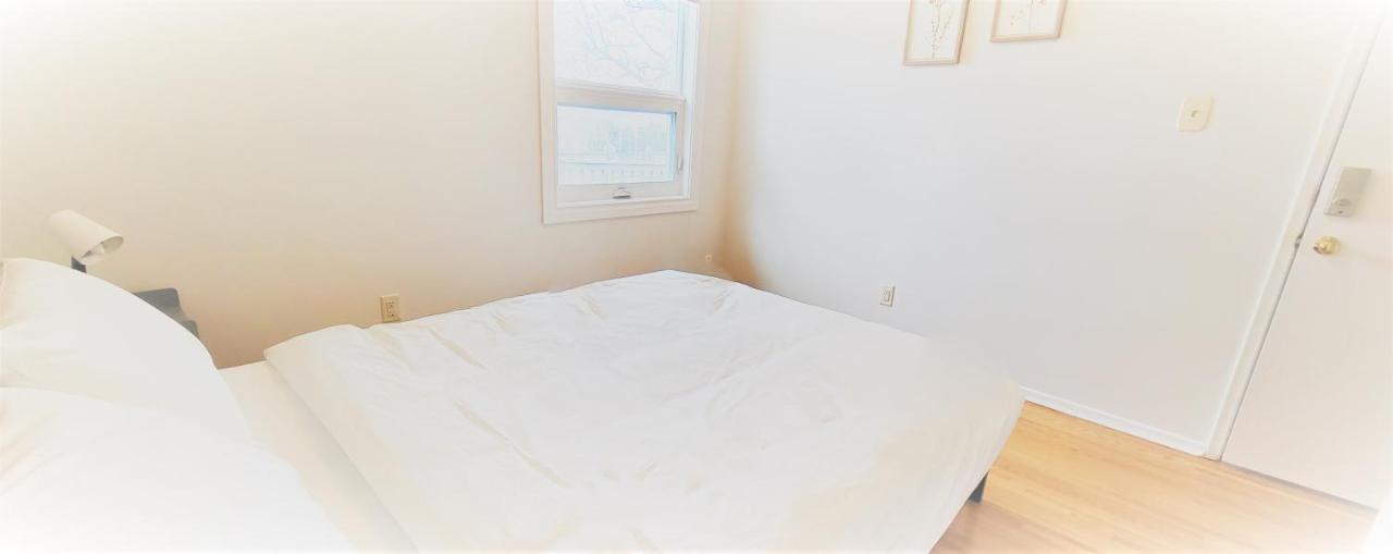 Queen Bedroom With Private Washroom Near 401, 404, Dvp, Markham, North York, Free Parking *