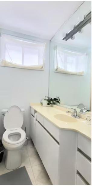 Queen Bedroom With Private Washroom Near 401, 404, Dvp, Markham, North York, Free Parking Guest house *