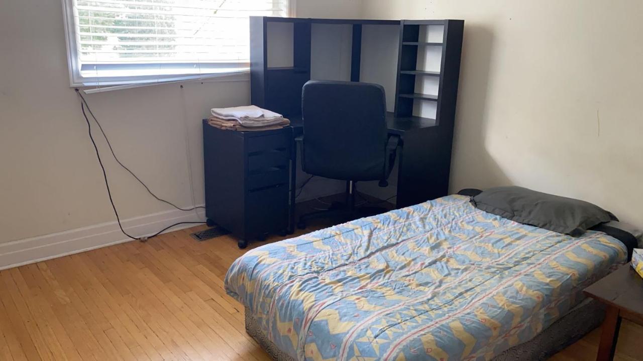 Private 5 Min Finch West Subway - York Guest house