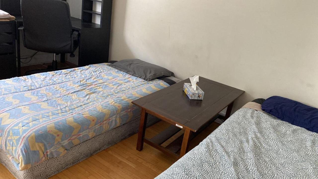 Guest house Private 5 Min Finch West Subway - York