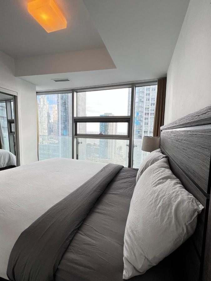 Apartment Modern, Spacious And Sleek Toronto