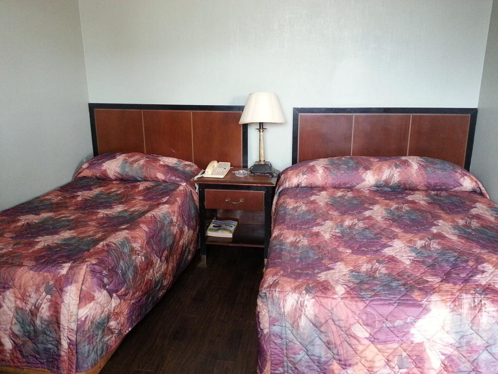 Queensway Motel